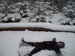 Un enfant dans la neige au foyer de Crissier