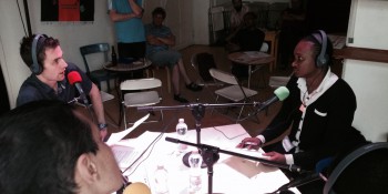 Ibrahima de Voix d'Exils interviewé par Fabien de radio Django. Photo: Voix d'Exils.