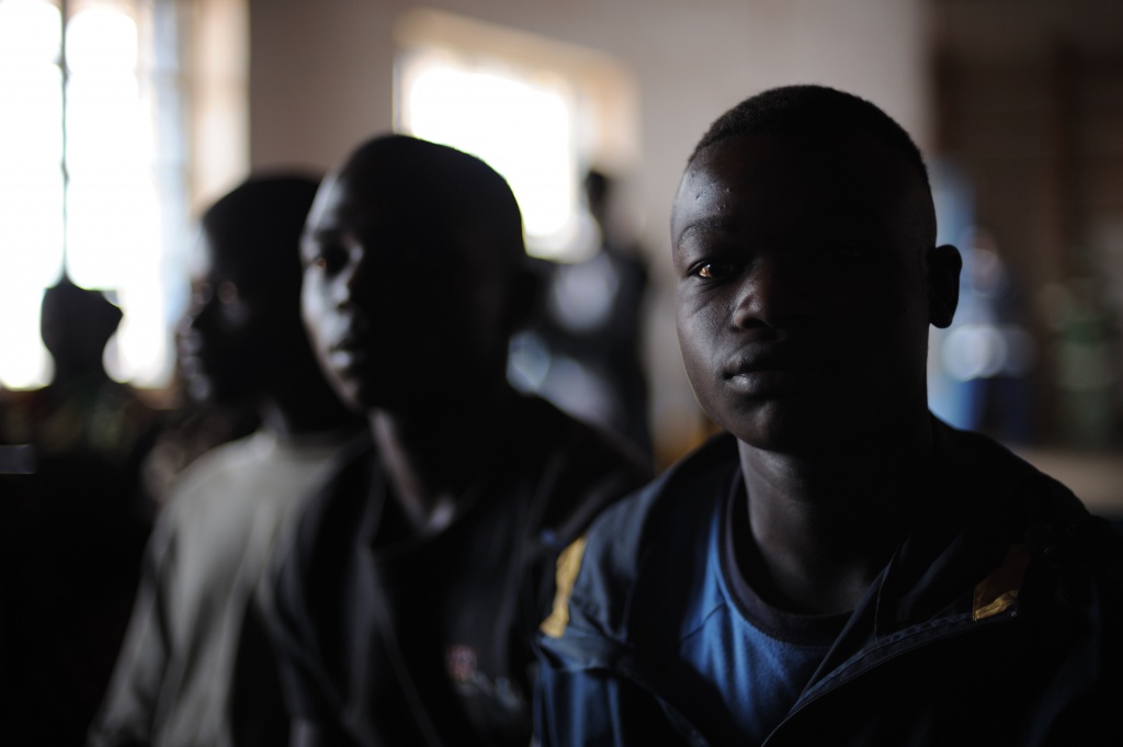 Des jeunes hommes de République Démocratique du Congo reagardent dans le vide