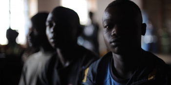 Des jeunes hommes de République Démocratique du Congo reagardent dans le vide
