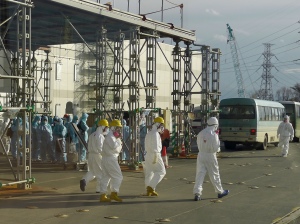 Des travailleurs dans le principal centre de commande du site de Fukushima Daiichi. Photo: IAEA Imagebank (CC BY-NC-ND 2.0)