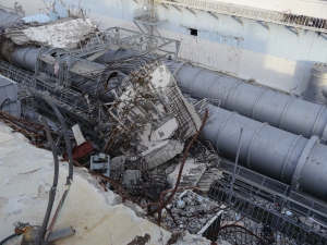 Débris des étages supérieurs de l'Unité 4 de la centrale de Fukushima à côté du bâtiment. Photo: IAEA Imagebak, CC BY-NC-ND 2.0