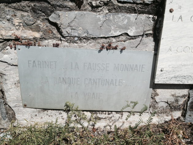 Une des nombreuses plaquettes déposées à la Vigne à Farinet. Photo: Voix d’Exils.