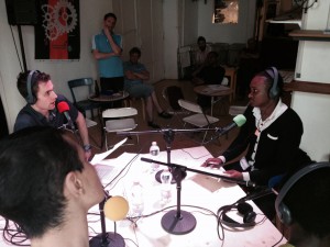 Ibrahima de Voix d'Exils interviewé par Fabien de radio Django. Photo: Voix d'Exils.