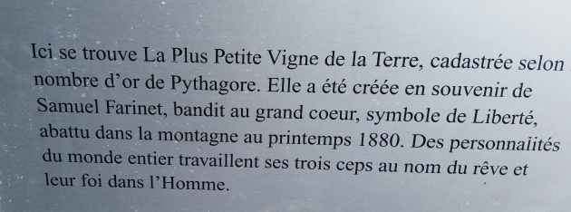 Plaquette d’introduction à la Vigne à Farinet. Photo: Voix d’Exils.