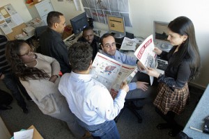 La rédaction vaudoise de Voix d’Exils démarre sa journée par la revue des titres de presse. Elle est suivie d'une discussion des principaux titres, avant de choisir les sujets à couvrir ou à approfondir. Photo : Hugues Siegenthaler